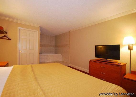 Greenville Inn & Suites Room photo